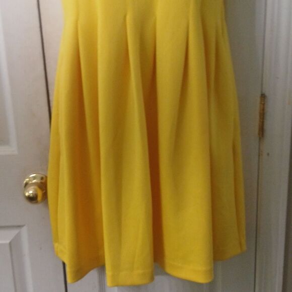Calvin Klein sleeveless yellow pleated front dress with pockets Sz M EUC - Picture 2 of 7